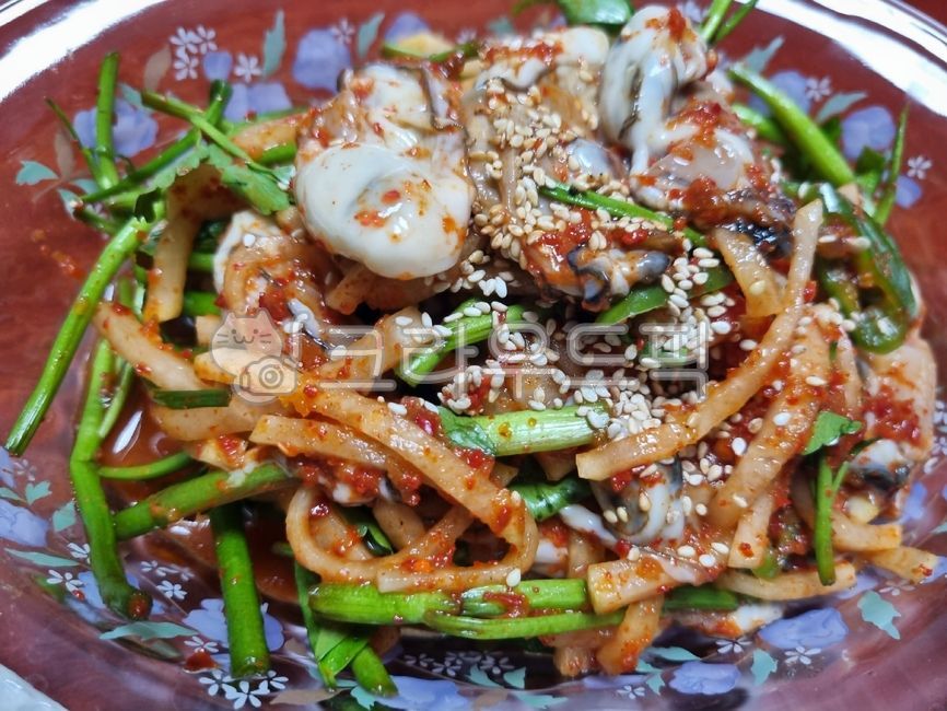 그릇,plate,유리그릇,glassware,굴무침,생굴무침,통영생굴무침,굴요리,생굴요리,통영생굴요리,driedoysters,freshseasonedoysters,tongyeongsaenggulseasonedradish,oysterdish,rawoysterdish,tongyeongrawoysterdish,무침요리,seasoneddish,koreafood,koreanfood,sesame,참깨,seasoning,양념,food,음식,cooking,요리,통깨,깨,미나리,무생채,watercelery,radishsalad