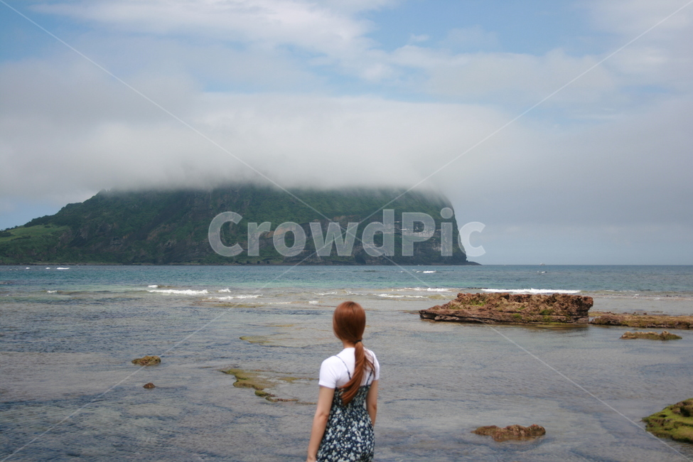 옥외,nature,자연,바다,sea,물,water,땅,shoreline,해안선,제주도,제주도,jeju,jeju island,사람,인물,인간,human,person,여성,여자,woman,female,lady
