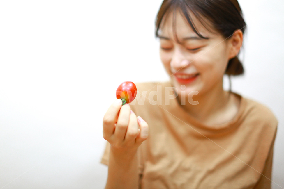 토마토,tomato,다이어트,건강,방울토마토,사람,인물,인간,human,person,얼굴표정,facial expression,face,여성,여자,woman,female,lady,감정표현,기분,feeling,emotion,음식,식재료,요리,food,cook,meal,dishes,food reserves,과일,열매,fruit,채소,야채,vegetables