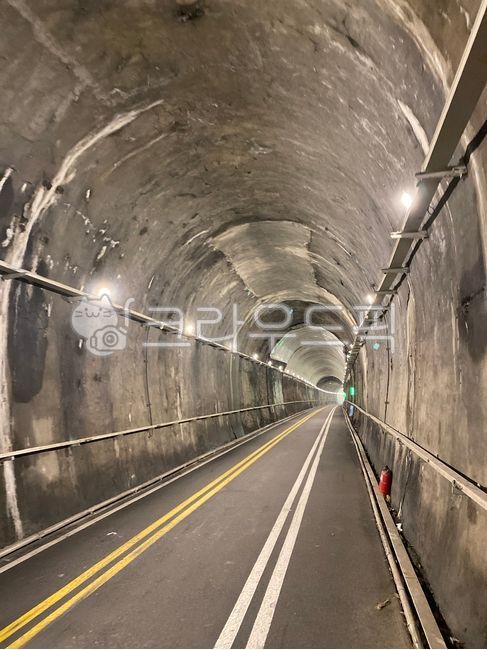 tunnel,터널,자전거길,통로,터널길