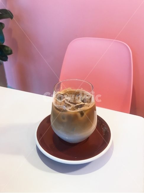 카페라떼,아이스카페라떼,커피,음료,아이스커피,데이트,실내데이트,핑크,테이블,카페데이트,커피,카페,coffee,cafe