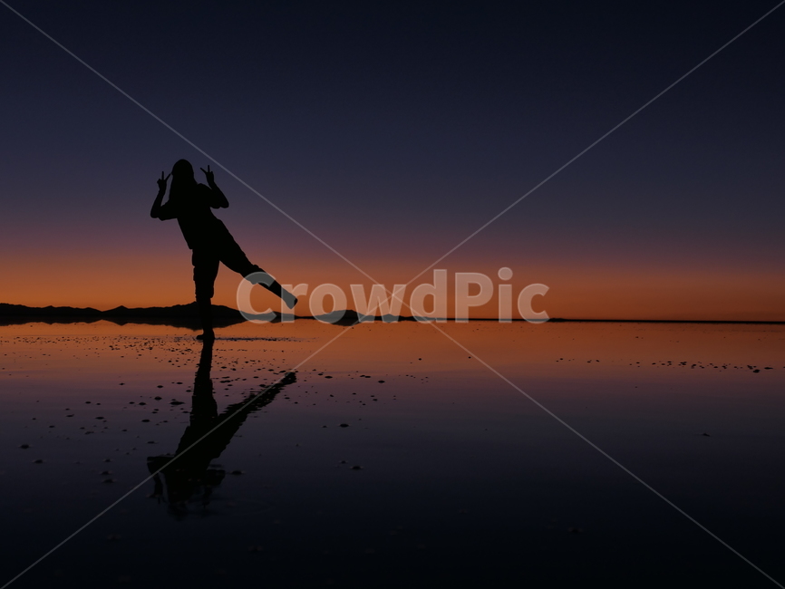 우유니,uyuni,우유니소금사막,우유니소금호수,salardeuyuni,남미,우유니투어,볼리비아,노을,우유니노을,sunset,실루엣,silhouette,silhouettephoto,사람,인물,인간,human,person,인물실루엣,사람실루엣,character silhouette,human silhouette