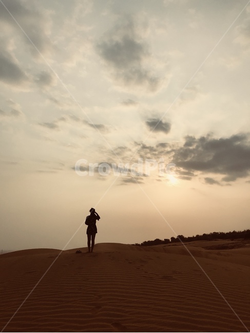 베트남,무이네,레드샌듄,사구,사막,일출,선라이즈,역광,자연,풍경,nature,landscape,해외,외국,세계,foreign,oversea,world,세계자연풍경,해외자연풍경,외국자연풍경,world nature landscape,사람,인물,인간,human,person,여성,여자,woman,female,lady,soil,흙,outdoors,옥외,sand,모래,desert,dune,모래 언덕
