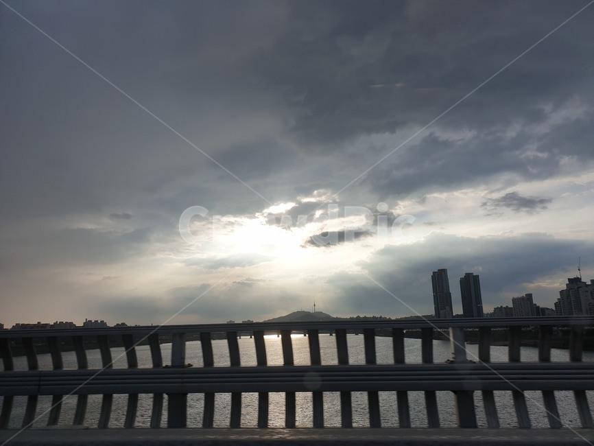 구름,햇빛,남산타워,한강,다리위,자연,풍경,nature,landscape,water,물,waterfront,워터 프론트,pier,교각,port,포트