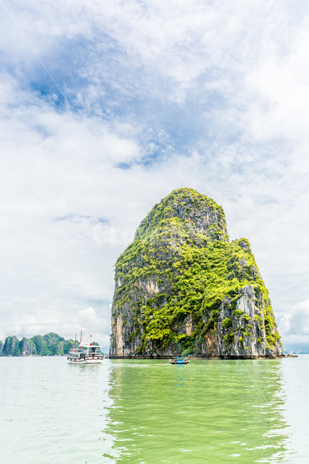 베트남,하롱베이,세계자연유산,관광지,섬,자연,풍경,바다,구름,하늘,보트,선박,유람선,자연,풍경,nature,landscape,해외,외국,세계,foreign,oversea,world,세계자연풍경,해외자연풍경,외국자연풍경,world nature landscape
