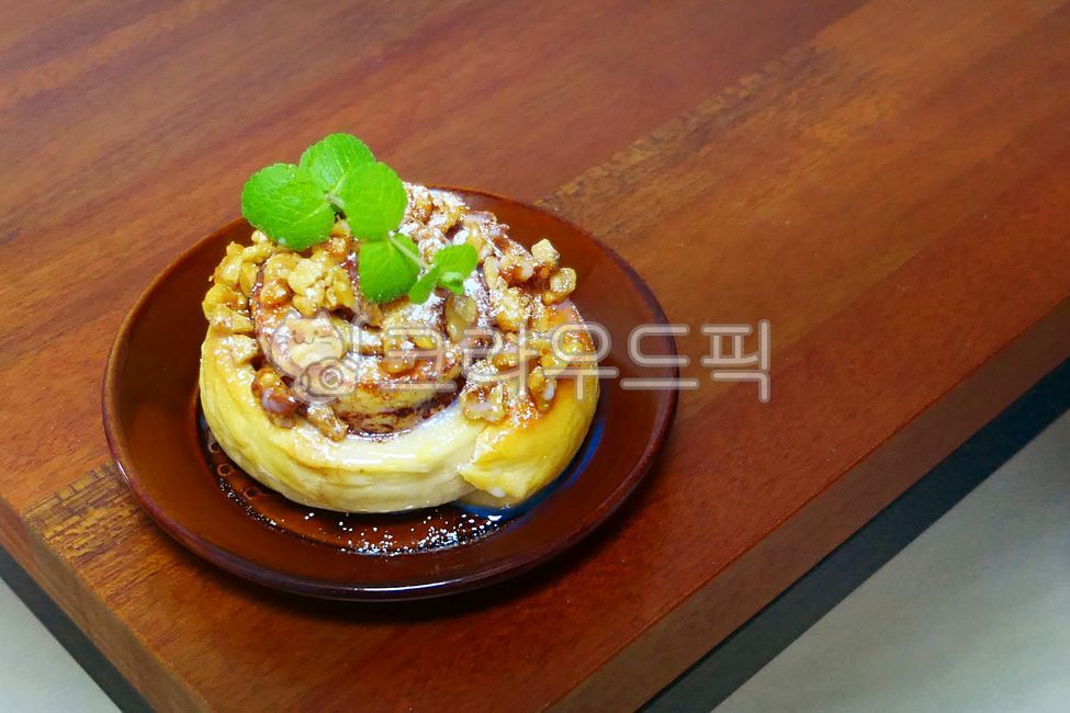 시나몬롤,애플민트,호두,플레이팅,갈색,디저트,빵,브레드,간식,연유,슈가파우더