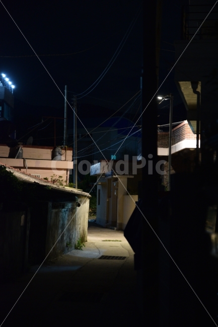 골목,밤골목,가로등,산책,밤,야경,밤,풍경,nightscape,night,landscape,골목길,alley,street,거리,building,건물,town,도시,road,도로,city,시티,urban,어반,lighting,조명