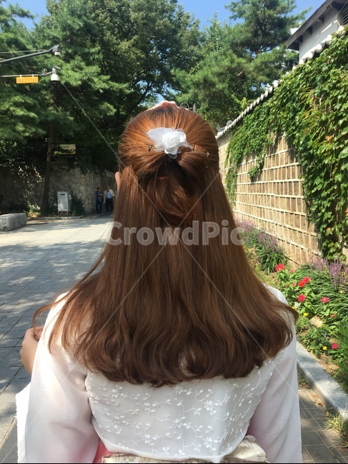 묶은머리,머리카락,생머리,긴머리,머리핀,한복,담벼락,돌담길,헤어,hair,갈색머리,염색머리,여자머리,한복,한국전통의상,hanbok,korean traditional clothes,사람,인물,인간,human,person,여성,여자,woman,female,lady