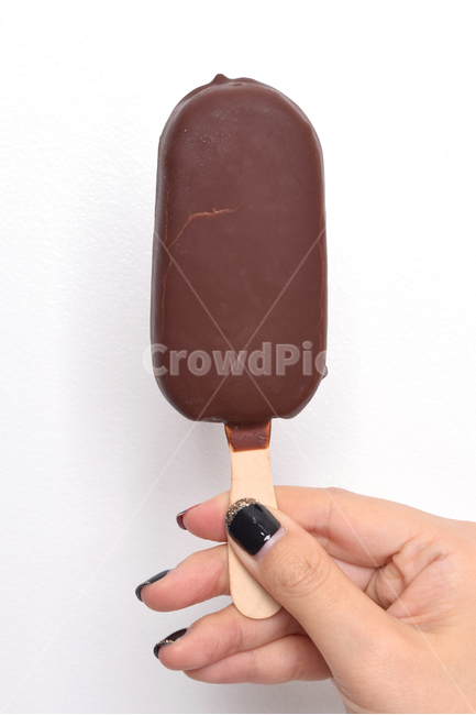 아이스크림,초콜릿,디저트,간식,손,누끼,네일,갈색,브라운,초코,나무,흰색,음식,푸드,여자,여자손,icecream,chocolate,dessert,stick,컬러,색깔,누끼컷,removebackground,다이어트,음식,식재료,요리,food,cook,meal,dishes,food reserves,디저트,간식,후식,dessert,snack,누끼,remove background
