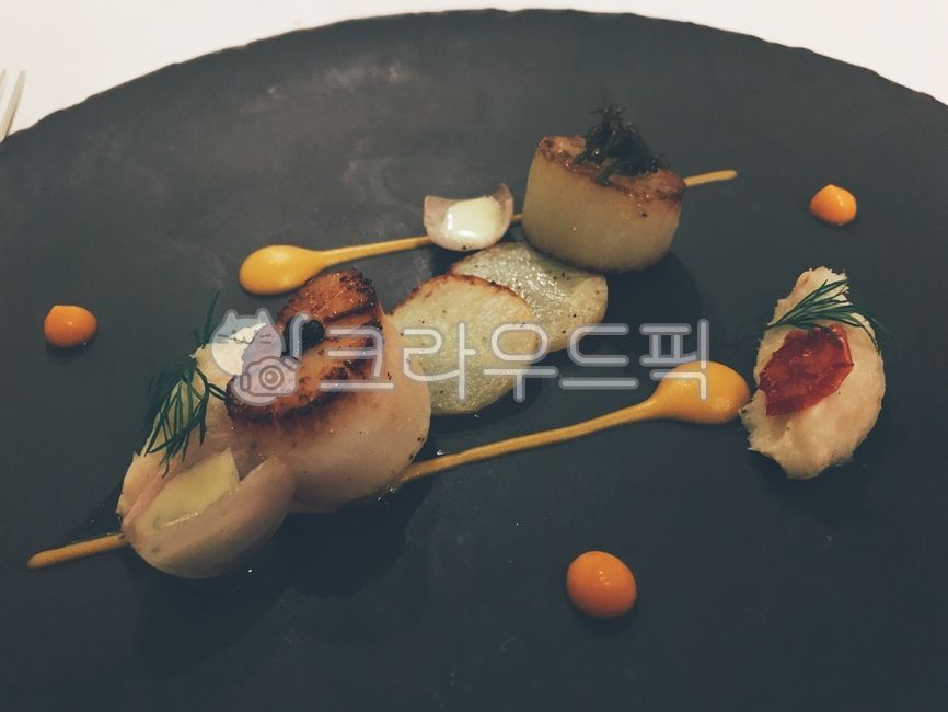 garlic,Scallops,atmospheric,Good atmosphere,Plating,black plate,Yuzu plating