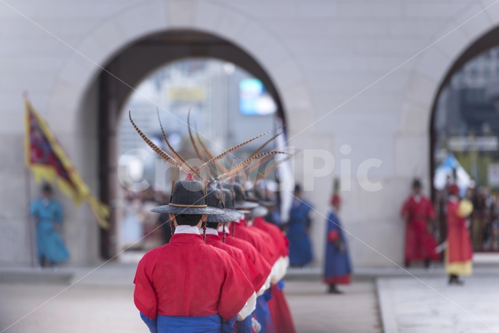 경복궁,광화문,수문장,교대식,전통,건물,고궁,풍경,건축물,대한민국,고건축,야외,역사,궁,궁궐,문화재,명소,유적,조선시대,문양,기와,지붕,기와지붕,깃발,행사,재연,재현,전통의상,한복,근엄,구경,관광객,문화,고증,한국전통,한국문화,korean traditional,korean culture,사람들,대중,군중,other people,crowd,축제,행사,festival,carnival,event