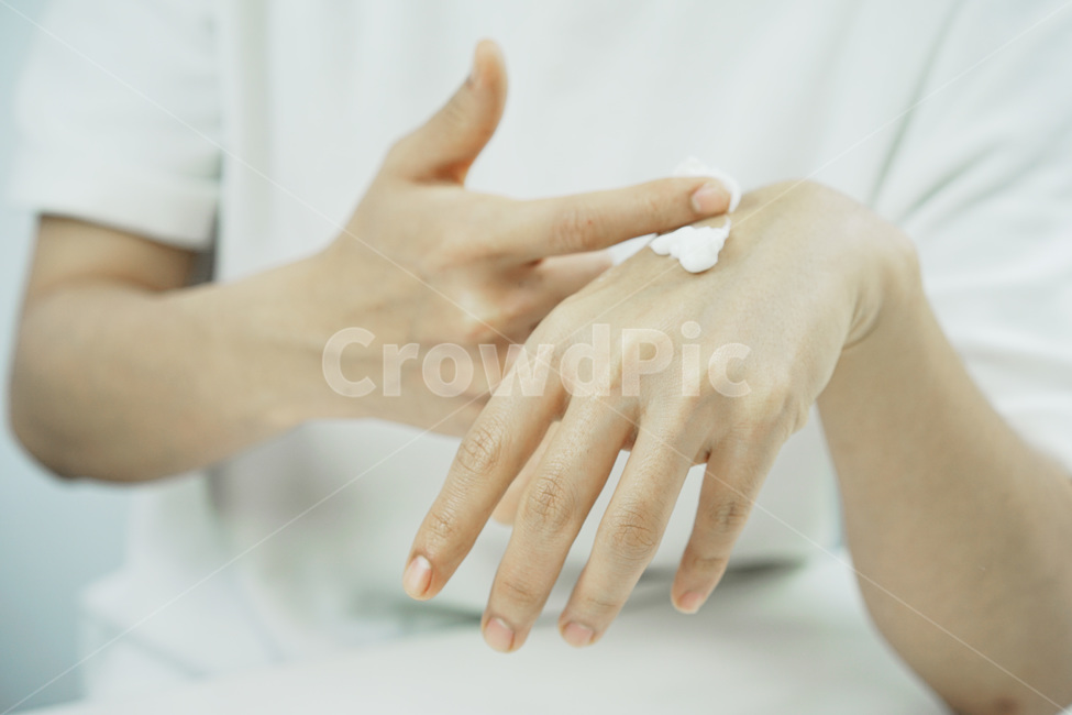 손,신체일부,뷰티,스킨케어,피부관리,화장품,핸드크림,hand,cream,beauty,skincare,cosmetic,남성,사람,인물,인간,human,person,신체일부,몸,body,뷰티,미용,beauty treatment