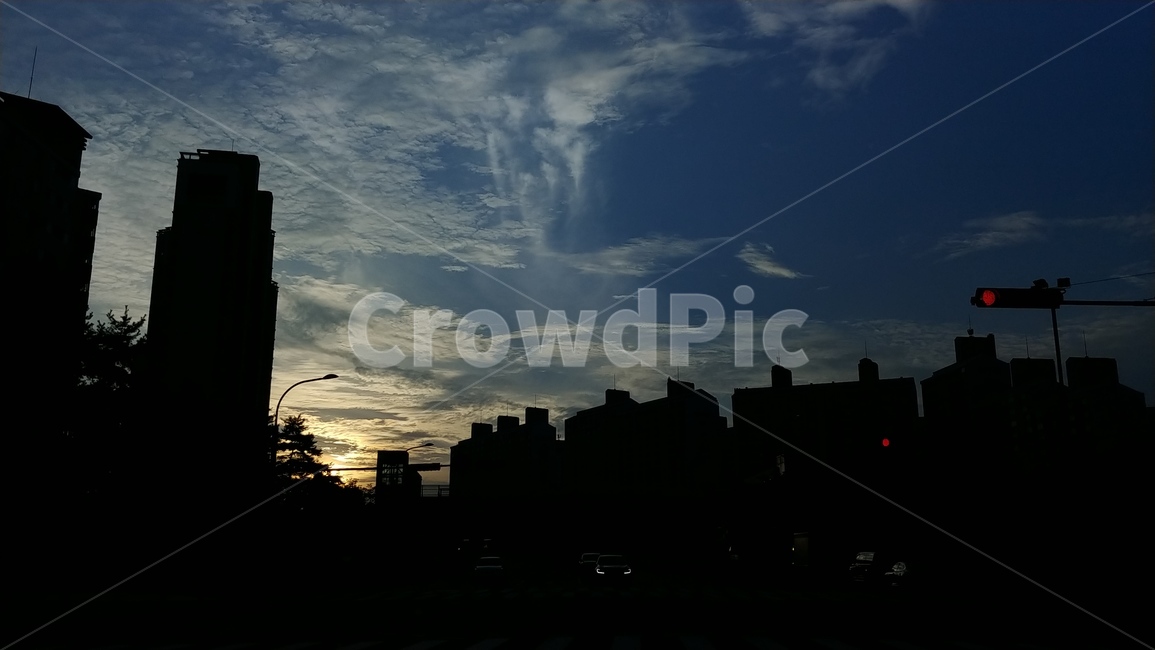 하늘,구름,깃털구름,해질녘,노을,실루엣,건물,아파트,sky,cloud,sunset,도시,풍경,city,landscape,한국도시풍경,한국도시경관,korea cityscape,실루엣,그림자,silhouette,shadow,nature,자연,outdoors,옥외,sunlight,햇빛