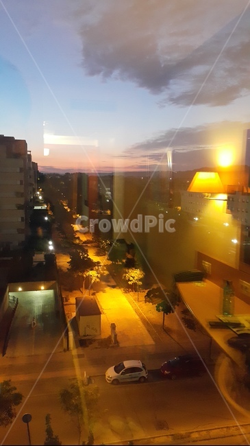 창밖,새벽거리,유리반사,야경,호텔밖,야경,밤,풍경,nightscape,night,landscape,outdoors,옥외,경치,nature,자연,scenery,car,차,transportation,교통,automobile,자동차,vehicle,차량,road,도로
