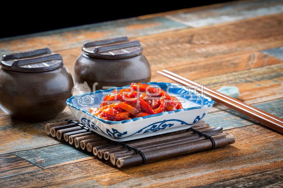 오징어,오징어젓,오징어젖,오징어젓갈,오징어젖갈,젓갈,젖갈,수산물,해산물,해물,젓갈오징어,젖갈오징어,밥도둑,반찬,밥반찬,접시받침,대나무받침,대나무,전통음식,음식,한국음식,숙성음식,숙성요리,요리,전통요리,토속음식,맛집,먹거리,한식,한정식,한국요리,젓갈반찬,젖갈반찬,오징어요리,항아리,소품,항아리소품,양념,양념소스,소스,오징어무침