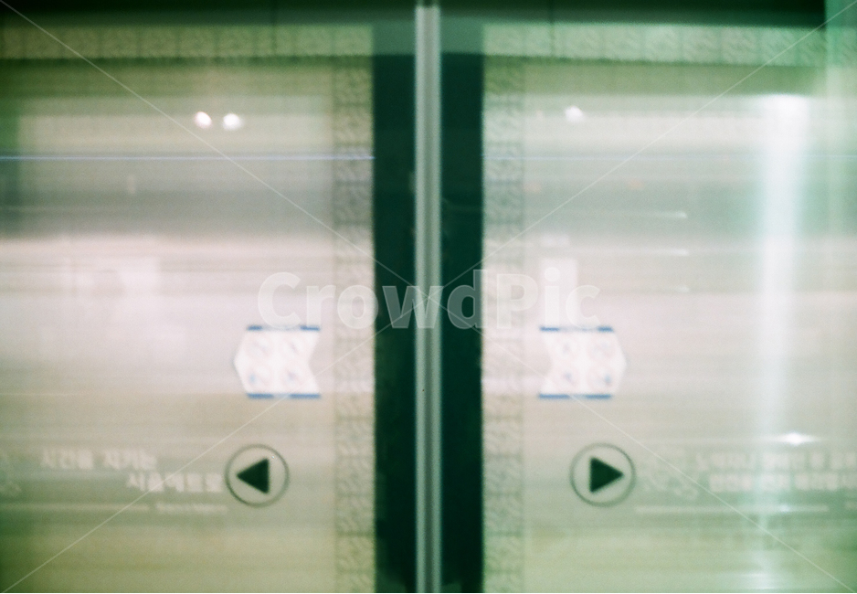 지하철,지하철역,문,subway,스크린도어,건물,출입문,필름카메라,교통,교통수단,traffic,transportation