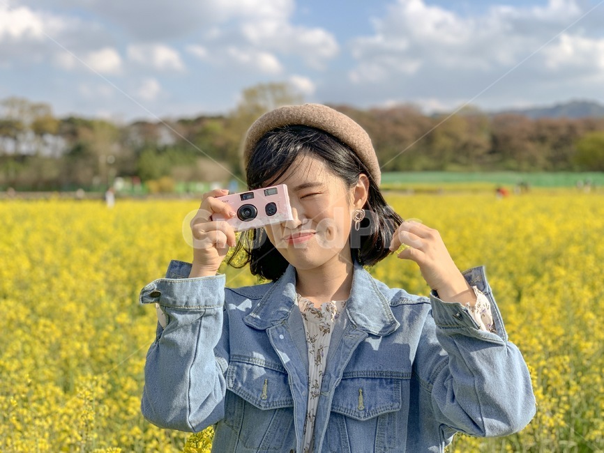 field,들,봄,유채꽃,사진찍는사람,spring,여행,봄,계절,spring,season,사람,인물,인간,human,person,여성,여자,woman,female,lady,여행,휴가,traveling,vacation,trip,사진작가,포토그래퍼,photographer