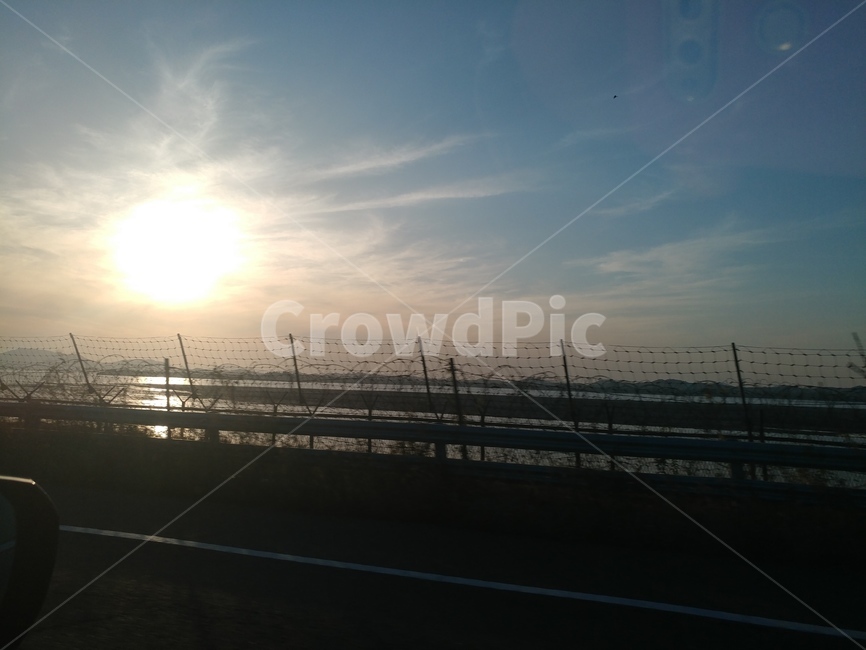 철조망너머세상,구름,철조망,태양,눈부신하늘,자연,풍경,nature,landscape,light,빛,flare,플레어