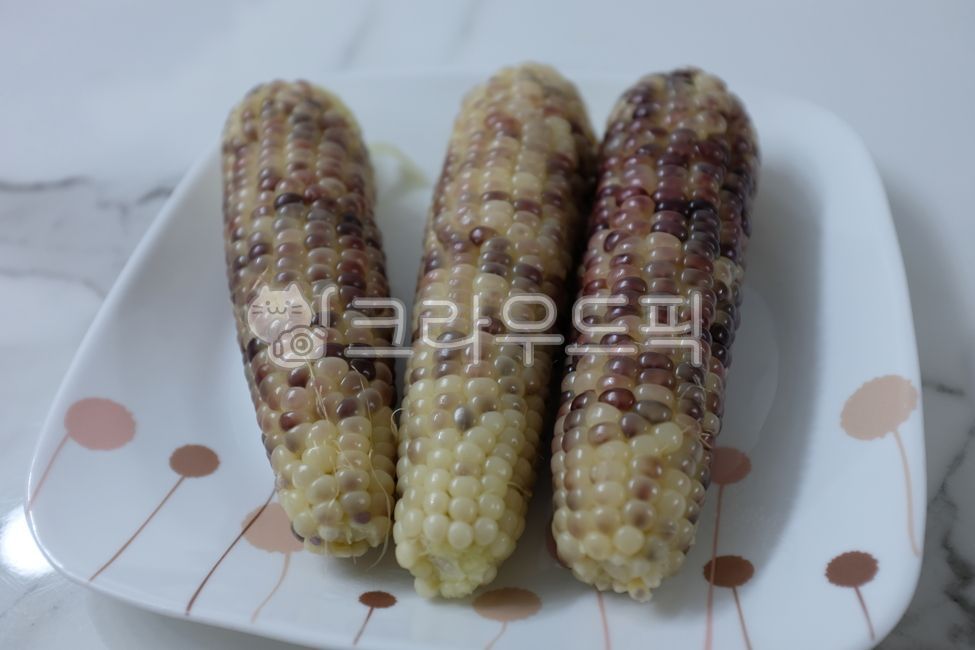 waxy corn,corn,snack,corn maize,Chodang Corn,plate,cone,corner,plant,steamed corn,9yearold crop