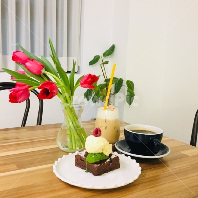 브라우니,카페,아메리카노,밀크티,화분,장미꽃,디저트,간식,후식,dessert,snack,커피,카페,coffee,cafe