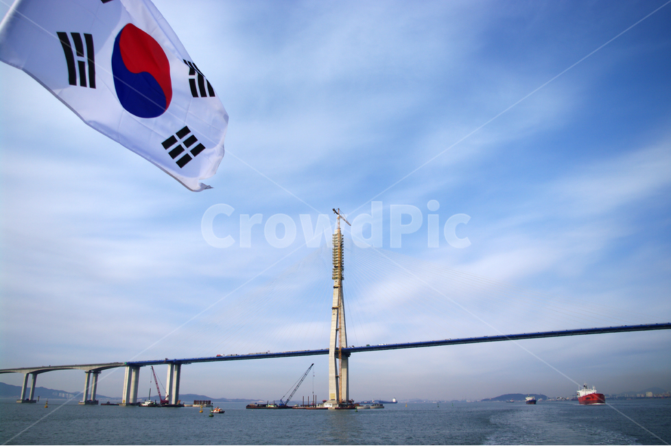 태극기,인천대교,대교,바다,sea,서해,푸른,하늘,도시,인천,한국,bridge,건축물,건물외관,exterior,building,structure,architecture,construction