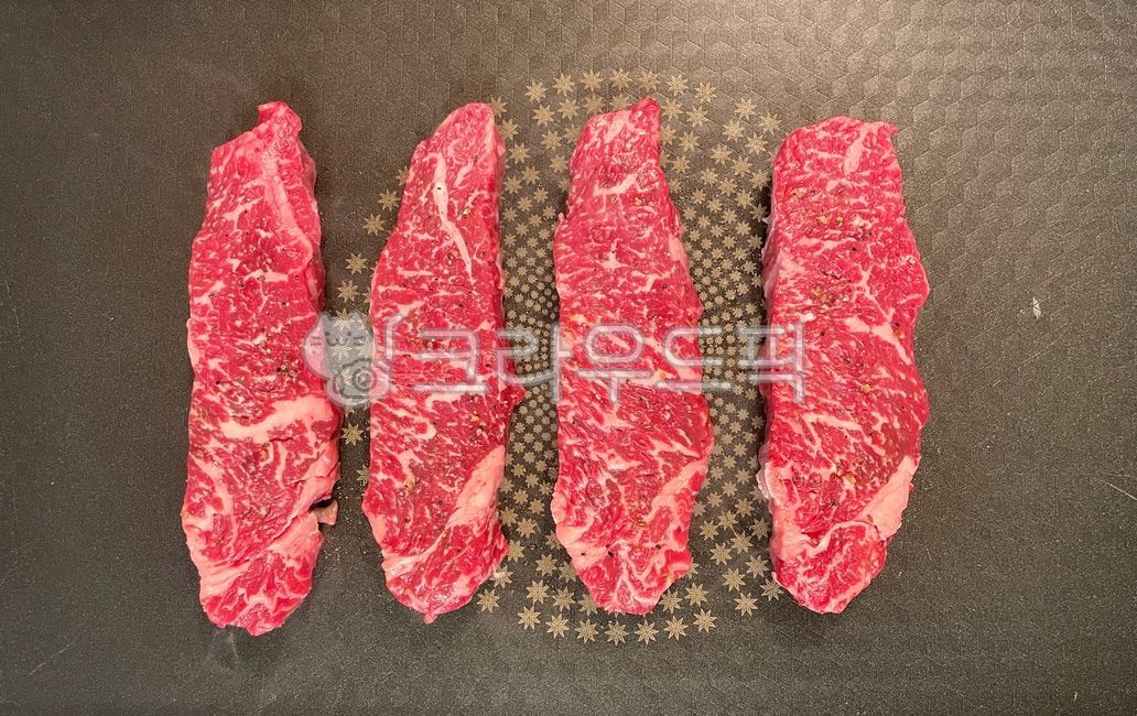 steak,marbling,beef,cow,raw meat,bottom liver,sirloin,ingredients,fire,olive oil,cooking,roast,marinade,ingredient,cook,Striploin,Korean beef,Stripe end,food,Seasoning,connected,Korean beef meat,electric grill,dish,meat,animated,fresh