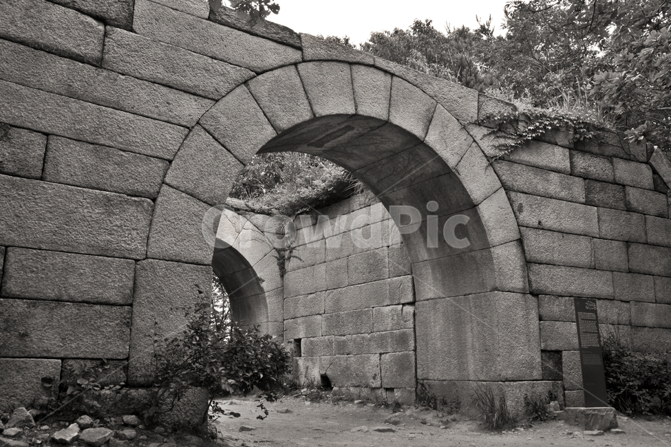 북문,북한산성,북한산,출입문,산성,개구부,성곽,한국전통,한국문화,korean traditional,korean culture,흑백,모노톤,monochrome,black and white,건축물,건물외관,exterior,building,structure,architecture,construction