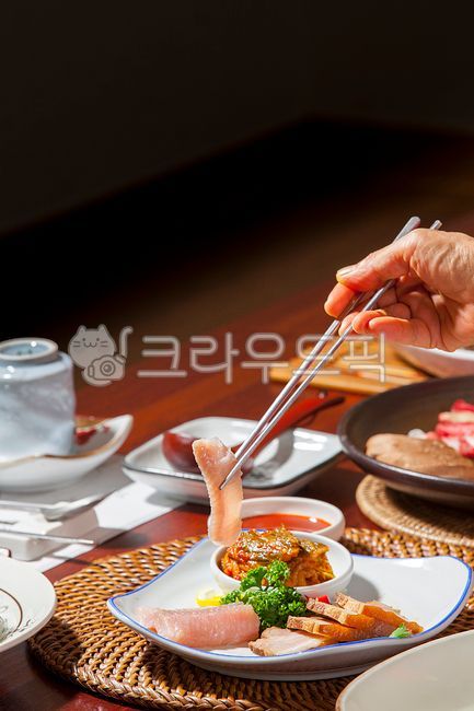 홍어회,홍어,홍어요리,한국요리,삭힌홍어,홍어찜,삼합,홍어삼합,홍어회삼합,김치,묵은지,편육,목살,돼지고기,보쌈고기,삶은목살,목살고기,돼지목살,회,접시받침,라탄,대나무받침,트레이,라탄트레이,소스,수저받침,한식,한정식,막걸리안주,안주,술안주,소주안주,접시,food,음식,식사,맛집,먹거리,먹방,전통음식,한국전통음식,배추김치,전라도음식,호남음식,민속음식,토속음식,국자,젓가락,받침접시,생선회,전통한식,전통한정식,수육,돼지고기수육,돼지수육,목살수육,음식,식재료,요리,food,cook,meal,dishes,food reserves