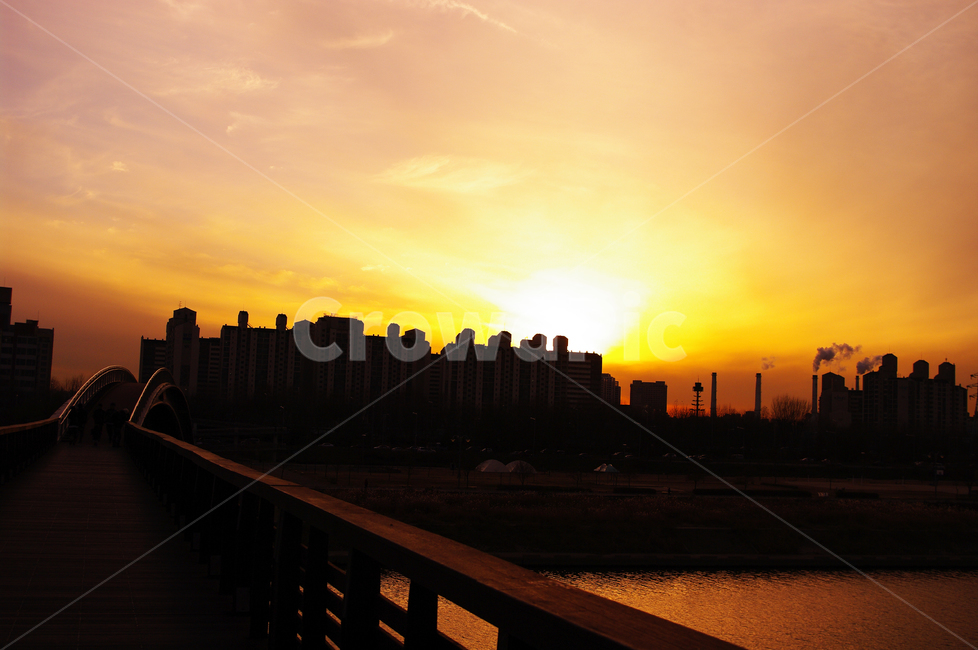 노을,일몰,sunset,빌딩,하늘,구름,풍경,도시,풍경,city,landscape,한국도시풍경,한국도시경관,korea cityscape,실루엣,그림자,silhouette,shadow,railing,난간,handrail,banister