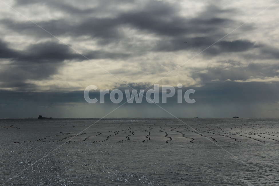 양식장,물,대양,폭풍전야,바다,해변,해변가,파도,먹구름,water,ocean,sea,cloud,nature,자연,outdoors,beach,darkcloud,dark,ship