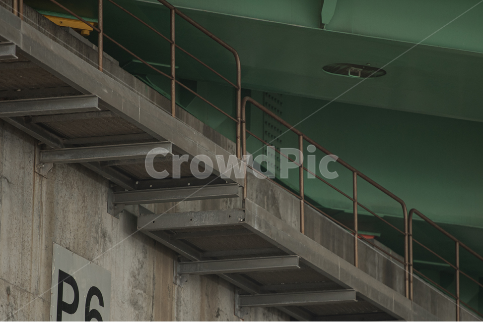 banister,handrail,railing,난간,고속도로,통로,위험한,쓸쓸한,아슬아슬,철골,철골구조,점검,점검구역,작업,작업로,일,산업,고가,고가도로,외각순환도로,좁은,높은,건축물,건물외관,exterior,building,structure,architecture,construction