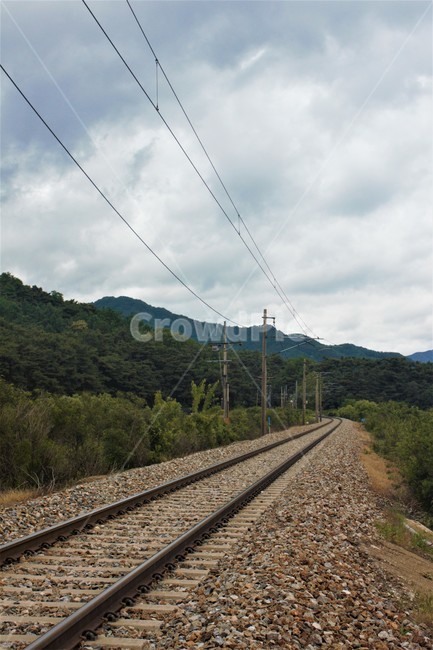 철도,철길,기찻길,철로,기차,전선,전신주,시골,산,풍경,railroad,train,사선,대각선,하늘,구름,sky,cloud,road,way,path