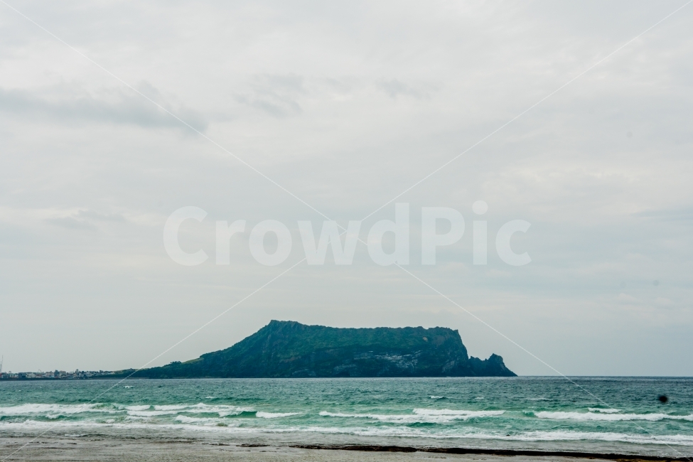 제주도,제주,성산일출봉,바다,오름,자연,풍경,nature,landscape,한국자연풍경,한국자연경관,korea nature landscape,해변,바다,beach,sea,제주도,jeju,jeju island,outdoors,옥외,land,땅,ocean,대양,water,물,shoreline,해안선,coast,연안