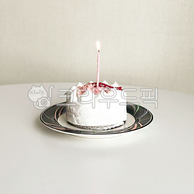 Cake,birthday cake,candle,whipped cream cake,mini cake,lunch box cake,plate,plating,dining table,table,snack,dessert,anniversary