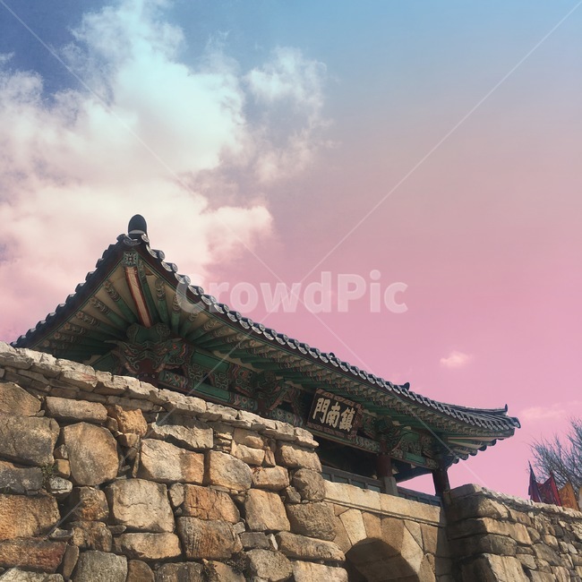 해미읍성,한옥,건축물,건물,돌담,구름,분홍,핑크,하늘,haemiupseong,hanok,building,doldam,pink,sky,cloud,architecture,한국전통,한국문화,korean traditional,korean culture,색깔,색상,색채,색감,color sense,color sensitivity,feeling of color,건축물,건물외관,exterior,building,structure,architecture,construction