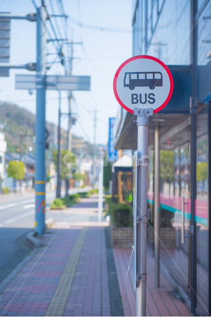 표지판,버스정류장,버스,거리,풍경,길거리,마을,도시