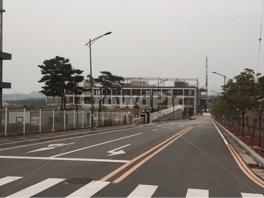 공장,도로,회색,도로풍경,가로수,빈티지,교통,교통수단,traffic,transportation,road,asphalt,아스팔트