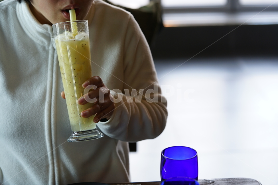 음료,간식,마실거리,쥬스,키위쥬스,상큼,달콤,주스,과일쥬스,과일,디저트,후식,힐링,컵,사람,인물,인간,human,person,음료수,drink,beverage