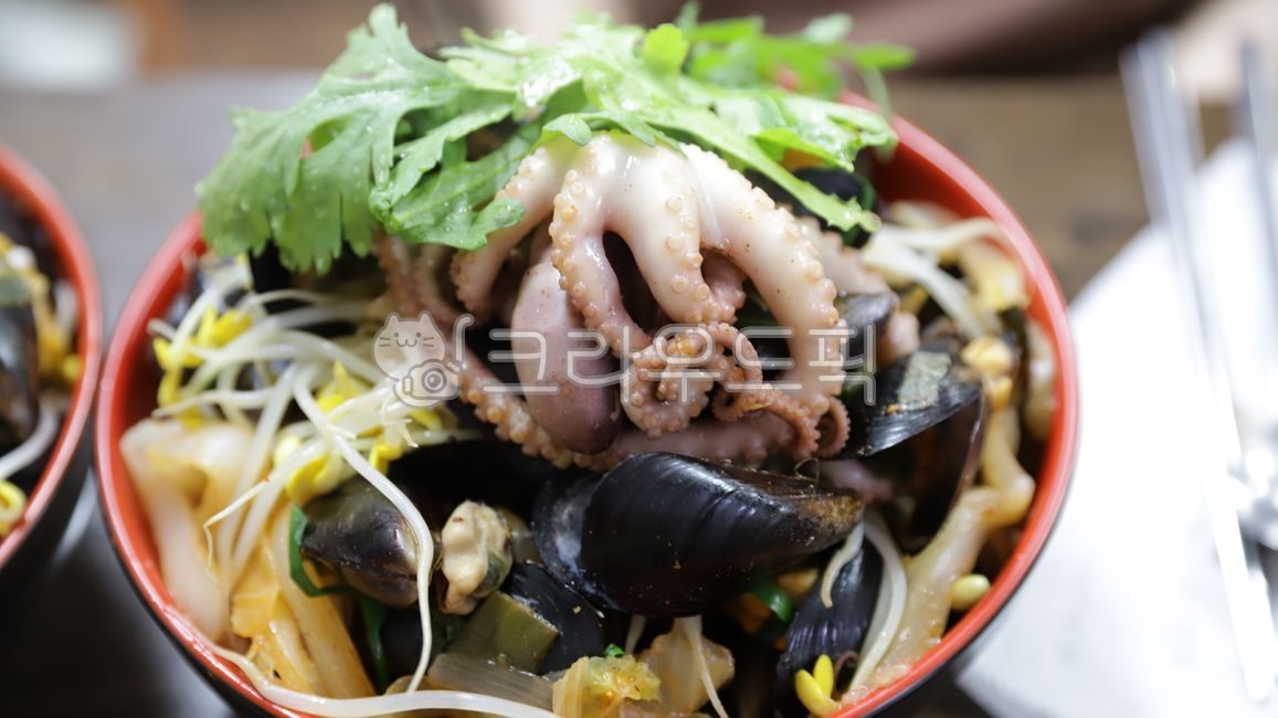 해물,seafood,해물짬뽕,seafoodjjamppong,짬뽕,jjamppong,콩나물해물짬뽕,beansproutseafoodjjamppong,매운짬뽕,해산물,주꾸미,webfootoctopus,mussels,면,noodle,국수,홍합,홍합짬뽕,중식,musseljjamppong,중화요리,식재료,ingredient,수산물,볼,그릇,국물요라,soupyfood,cook,meal,seasoning,seafooddish,bowl,양념,해물요리,식사,음식,조개,shellfish,얼큰짬뽕,spicyjjamppong,야채,vegetable,쑥갓,acrowndaisy,콩나물,beansprouts,요리,젓가락,chopsticks,foodreserves,dishes,chinesecook,chinesedishes