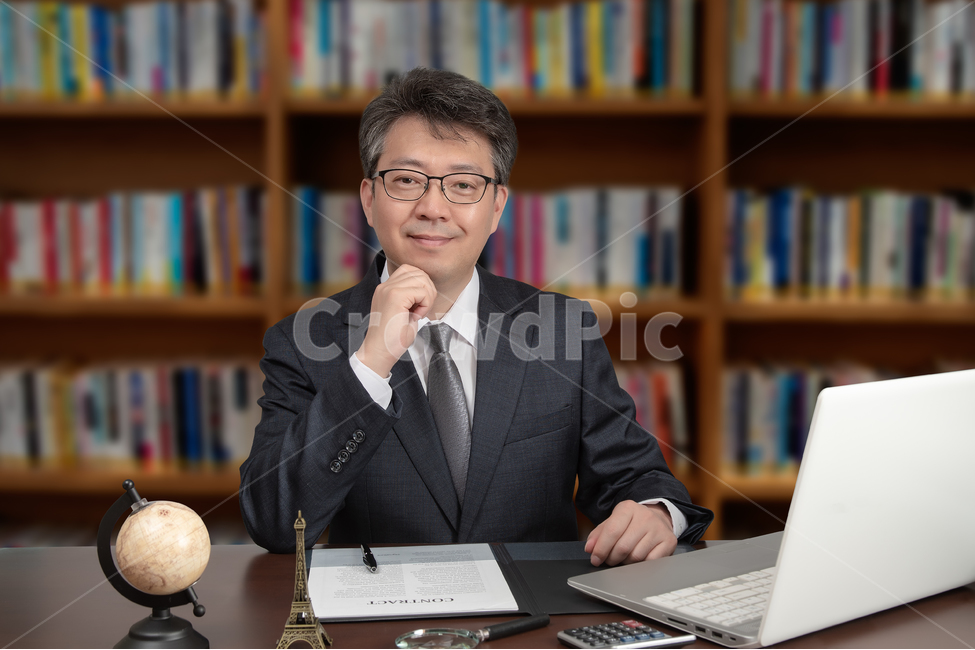 비즈니스,중년,남성,남자,비즈니스맨,비지니스,비지니스맨,1명,중장년,40대,50대,회사원,사업,웃는,사업가,정장,양복,슈트,지구본,책장,노트북,컨셉,개념,책,책꽂이,한국인,사장,회장,매니저,관리자,ceo,사장님,컨설팅,컨설턴트,계약,회계사,법무사,변호사,계약서,성공한,미소짓는,미소,돋보기,일본인,중국인,아시아인,사람,인물,인간,human,person,남성,남자,man,male,산업,industry,industrial,비즈니스,사업,business,service,work