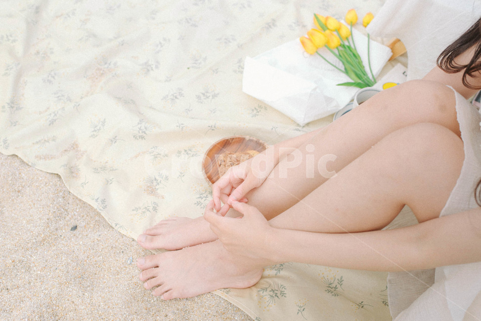 튤립,피크닉,picnic,다리,돗자리,피크닉매트,소풍,손,발,hands,foot,tulip,flower,모래,모래사장,해변,sandy,sandybeach,사람,인물,인간,human,person,신체일부,몸,body,여성,여자,woman,female,lady
