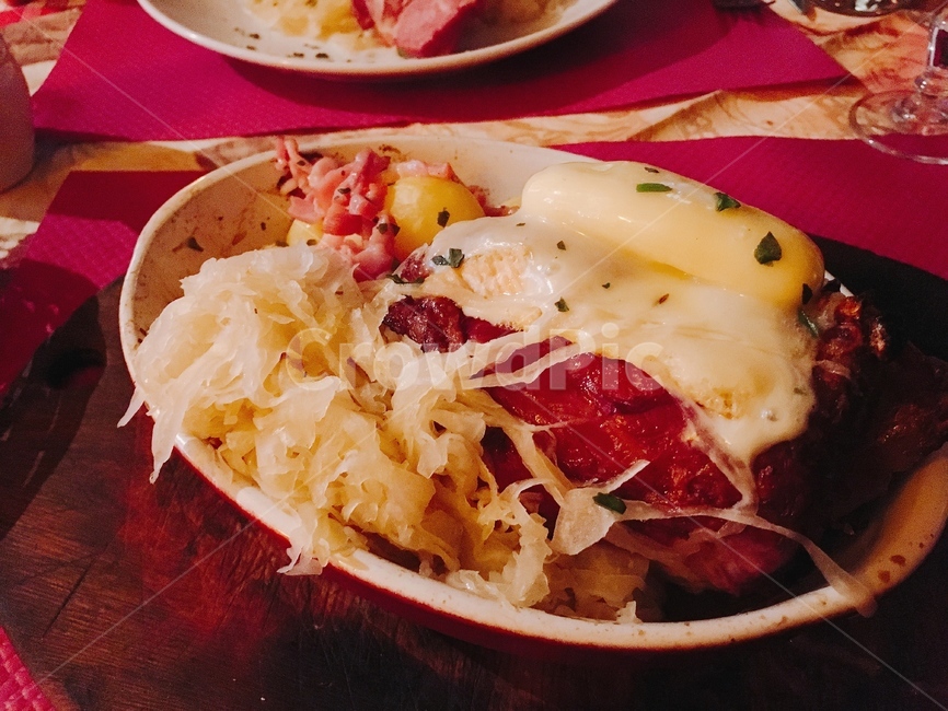 음식,양식,슈쿠르트,프랑스음식,접시,테이블,food,choucroute,dish