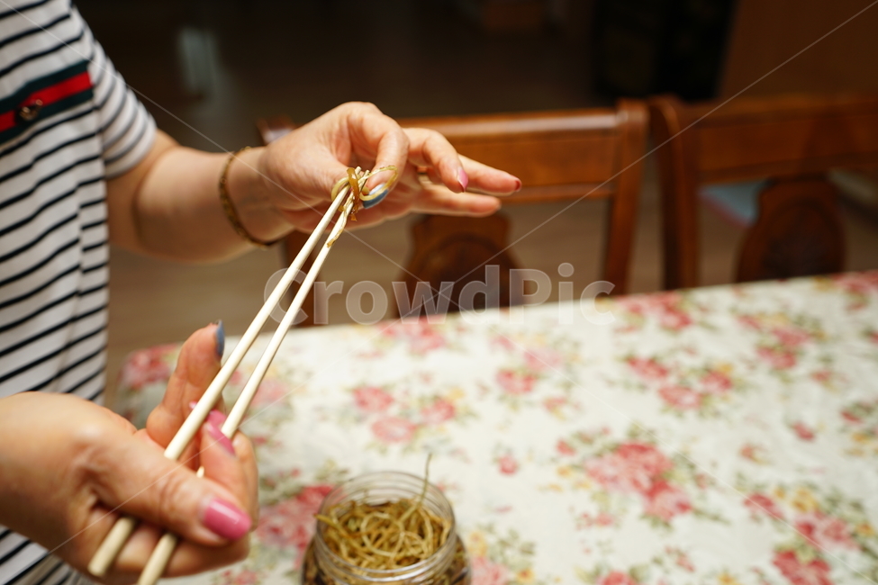 삼채,짱아찌,장아찌,반찬,집밥,식탁,삼채장아찌,밥도둑,음식,먹거리,찬,식사,식사시간,푸드,나물,사람,인물,인간,human,person,신체일부,몸,body,음식,식재료,요리,food,cook,meal,dishes,food reserves,한식,한국음식,한국요리,korean food,korean dishes,korean meal,korean cook
