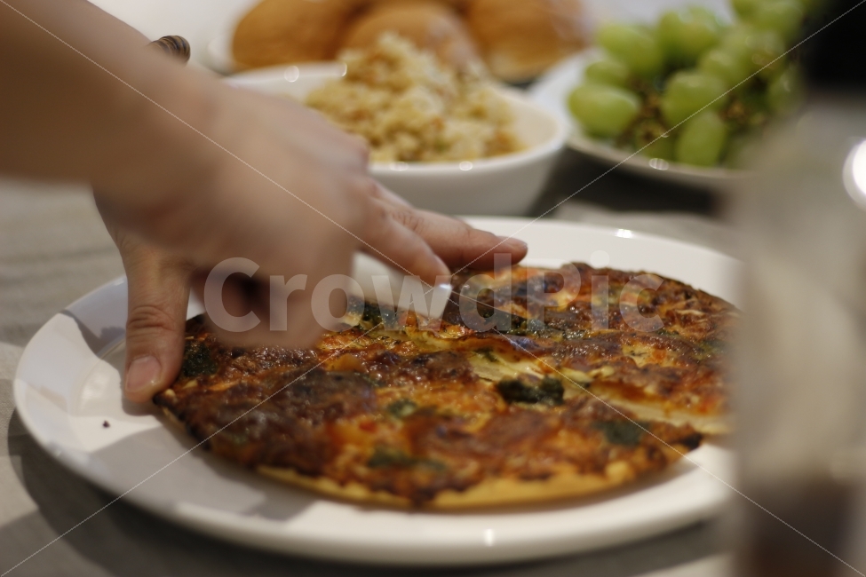음식,요리,쉐프,주방,조리,푸드,food,cook,cooking,meal,Chef,kitchen,피자,커팅,나이프,칼,cutting,사람,사람,인물,인간,human,person,신체일부,몸,body,음식,식재료,요리,food,cook,meal,dishes,food reserves,빵,bread,양식,서양음식,서양요리,western food,western dishes,western meal,western cook