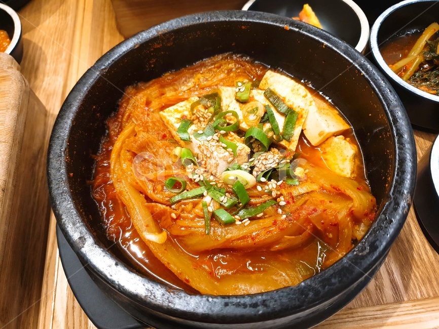 김치찌게,찌게,뚝배기,한국음식,김치,음식,식재료,food,cook,meal,식사,요리,두부,참깨,고춧가루,파,검정색,음식,식재료,요리,food,cook,meal,dishes,food reserves,한식,한국음식,한국요리,korean food,korean dishes,korean meal,korean cook