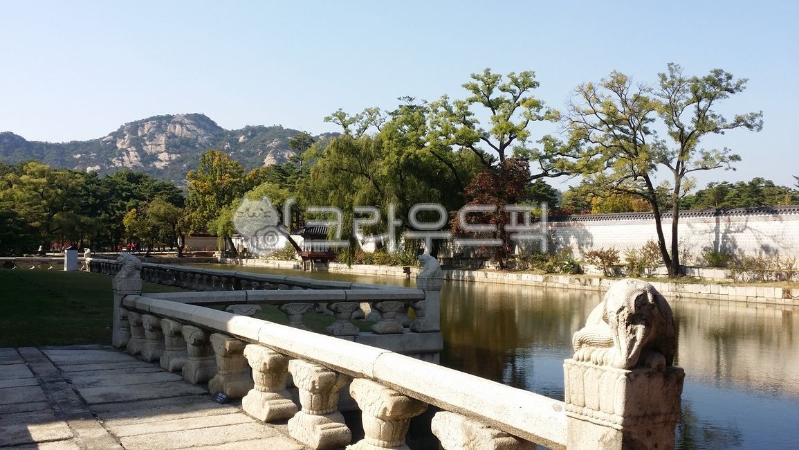 경복궁,한옥,고궁,궁전,돌,문화재,한국전통,고건출물,목조건물,연못,돌기둥,nature,자연,outdoors,옥외,path,길,walkway,보도,handrail,난간