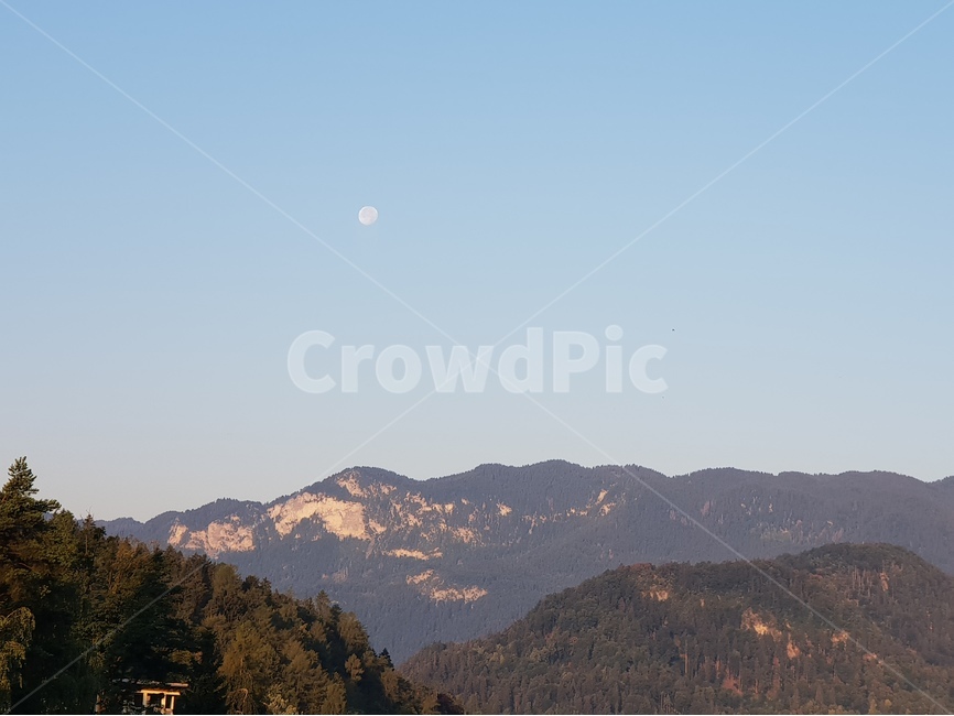 블레드,섬,호수,블레드성,bledcastle,자연,경관,아침달,moon,아침,아침풍경,경치,자연경관,슬로베니아,해외자연,외국자연,세계자연,동유럽자연,동유럽경관,slovenia,자연,풍경,nature,landscape,해외,외국,세계,foreign,oversea,world,세계자연풍경,해외자연풍경,외국자연풍경,world nature landscape,outdoors,옥외,mountain range,산맥,mountain,산