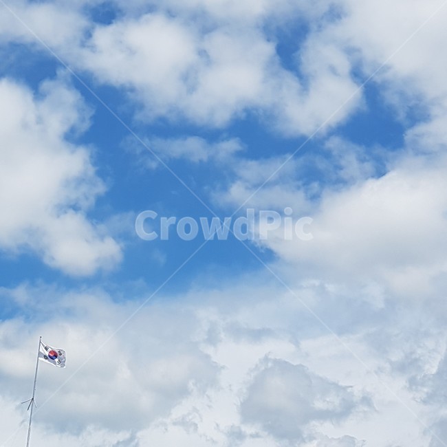 풍경,azuresky,푸른하늘,sky,light,빛,flare,플레어,날씨,weather,nature,자연,outdoors,옥외,푸른,파란,블루,blue,cloud,구름,태극기,flag,깃발,symbol,상징,koreanflag