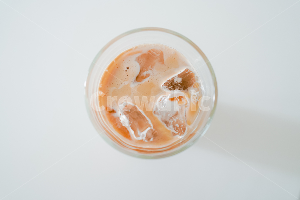 커피,라떼,아이스,음료,컵,테이블,흰,그림자,카페인,cafe,coffee,카페라떼,카페라테,얼음,거품,커피,카페,coffee,cafe