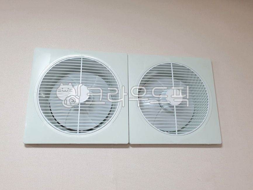 환풍기,환기,실내,두개,환풍구,바람,인테리어,플라스틱,plastic,생활,벽,순환,배출,배기,날개,공기순환,설비,전기장치,electricaldevice,장치,device,기구,appliance